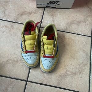 Travis Scott /Jordan 1 low canary  size 5.5 women 4 boys